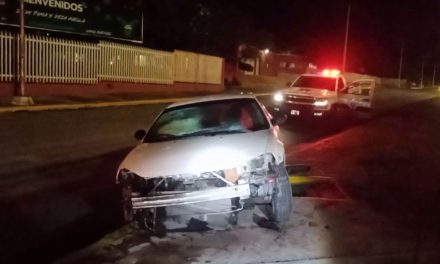 Mujer en aparente estado de ebriedad abandona su vehículo tras choque al sur de Saltillo