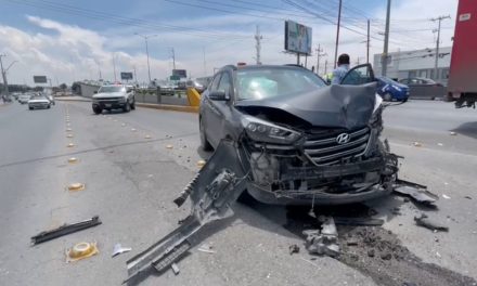 Quita derecho de paso y provoca accidente en Saltillo