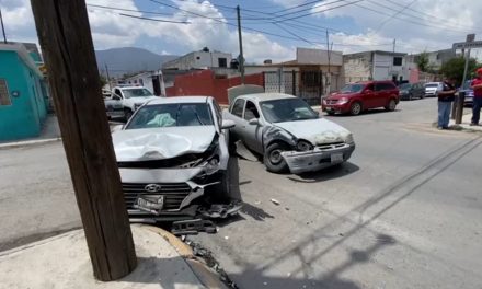 Se pasa el alto y provoca accidente en Saltillo