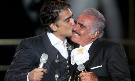 Revive Alejandro Fernández tierno gesto de su padre en su debut a los 5 años