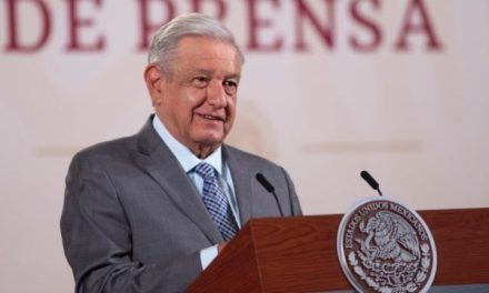 AMLO anuncia incremento salarial del  8.2 por ciento para los maestros en su día