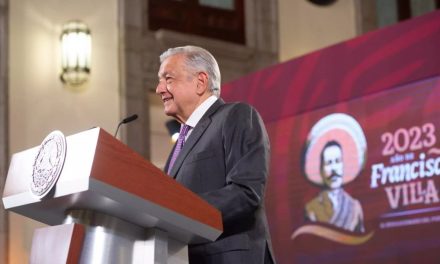 AMLO defiende a Ana Guevara y acusa campaña contra ella