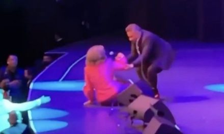 Así fue la caída de Angélica María mientras cantaba en el Auditorio Nacional (video)