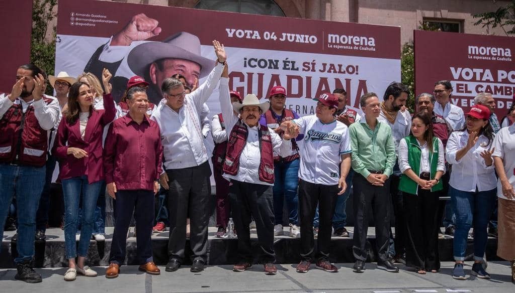 Respalda Ebrard a Armando Guadiana