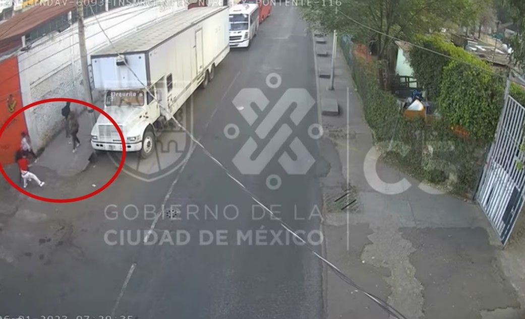 Video: Asaltan y golpean a un joven en calles de la CDMX; cámaras encuentran a los delincuentes