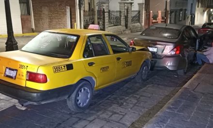 Taxista fue vencido por el sueño y termina chocando auto estacionado en Saltillo