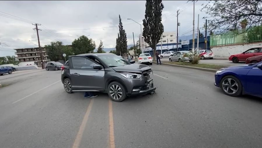 Saltillo: Intenta retornar y choca en Avenida Universidad