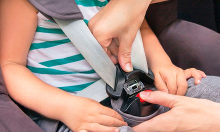 Dos bebés mueren tras ser olvidados por sus padres en un auto