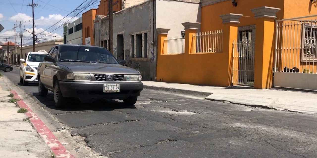 Bache se traga pavimento en el centro de Saltillo