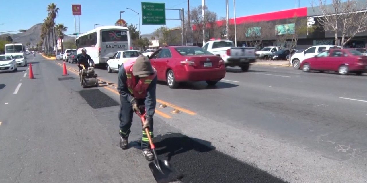 Intensifican labores de bacheo en Saltillo