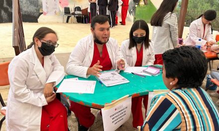 Se une Ayuntamiento de Arteaga y la UAD en una Brigada de Salud en Sierra Hermosa