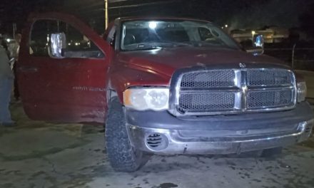 Ebrios derrapan y suben al camellón; salen ilesos tras accidente en Saltillo