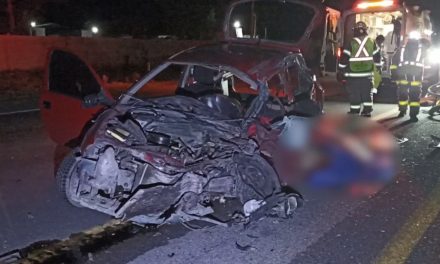 Joven muere en fatal carreterazo; sus 2 acompañantes se debaten entre la vida y la muerte