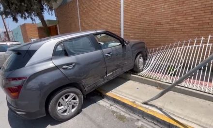 Se pasa el rojo y lo chocan en el centro de Saltillo