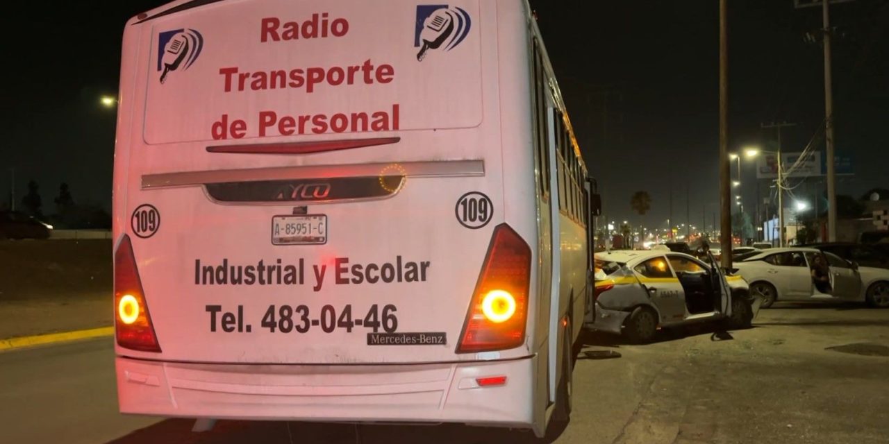 Transporte de personal choca y arrastra taxi en Saltillo
