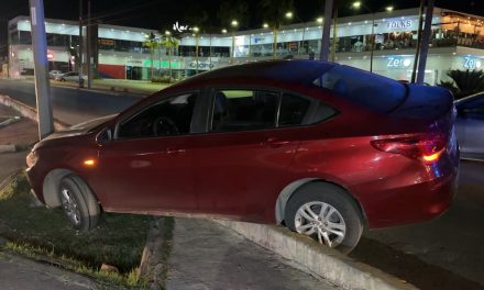 Acelerado conductor choca su auto contra luminaria al norte de Saltillo