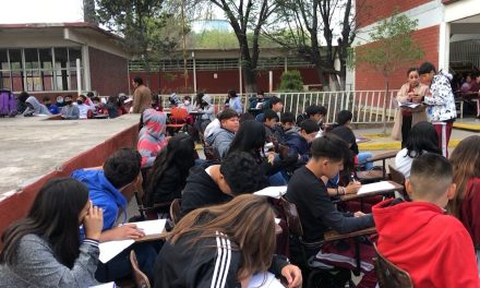 Alumnos de la secundaria 37 de Saltillo toman clases al aire libre porque se robaron el cableado eléctrico
