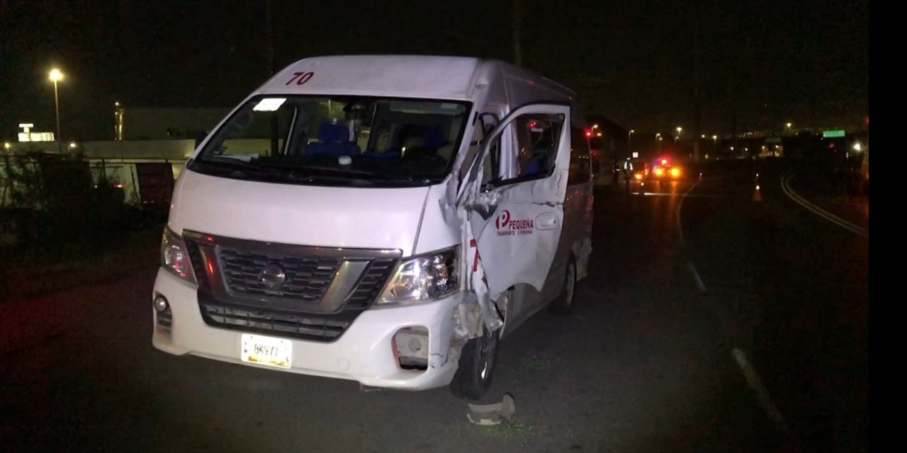 Trailer y transporte de personal colisionan  en la carretera a Monclova
