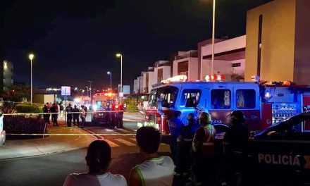 Muere mujer aplastada por una joven en la cochera de su casa en Querétaro