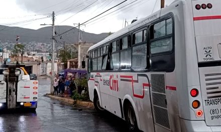 Saltillo: Derrapó y chocó contra un transformador