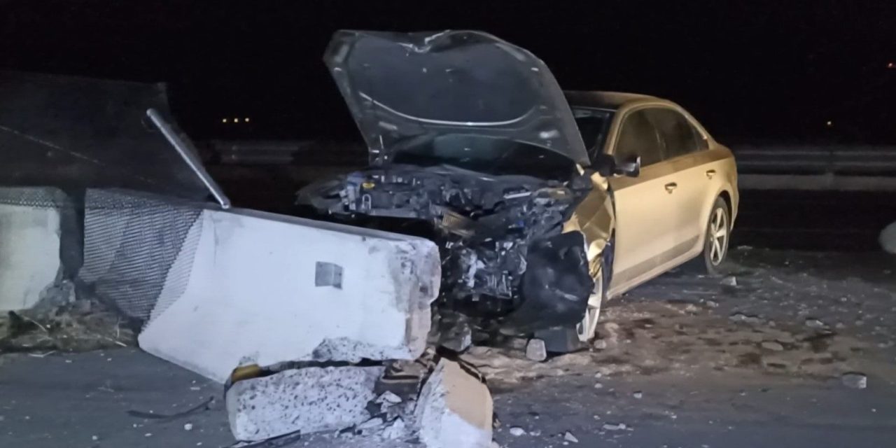 Joven destroza su coche contra el muro en Saltillo
