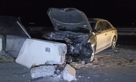 Joven destroza su coche contra el muro en Saltillo