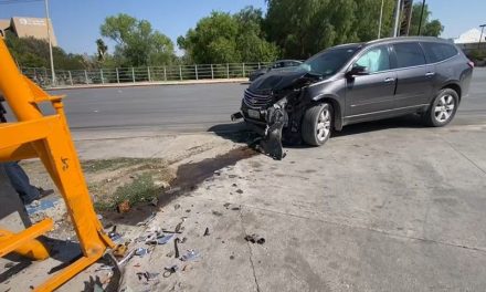 Hombre destruye su camioneta sobre José María La Fragua por ir a exceso de velocidad