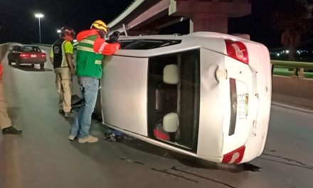 Ebrio vuelca en ‘El Sarape’ y termina detenido