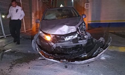 Camioneta se estrella contra una reja perimetral al norte de Saltillo