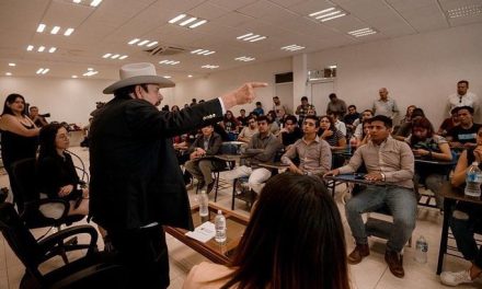 Armando Guadiana dialoga con estudiantes de la UAdeC