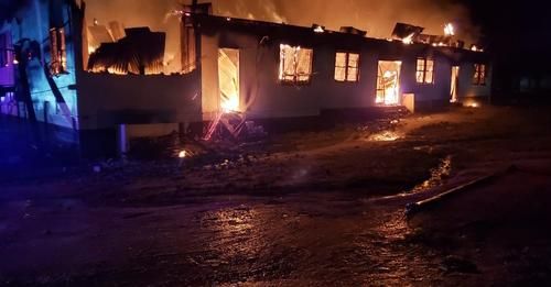Mueren 20 niños tras incendio en secundaria de Guyana