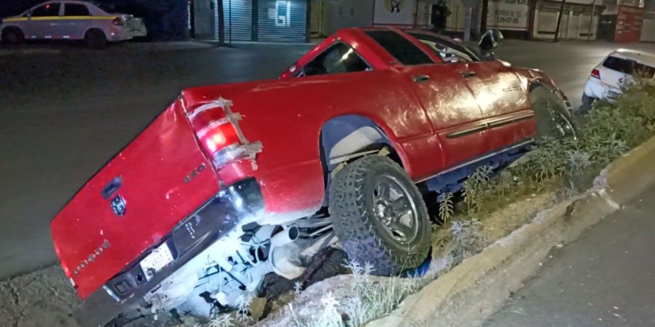 Saltillo: Huye tras casi volcar su camioneta en Otilio González