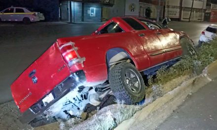 Saltillo: Huye tras casi volcar su camioneta en Otilio González