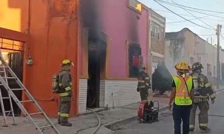Incendio despierta a vecinos de la zona centro de Saltillo