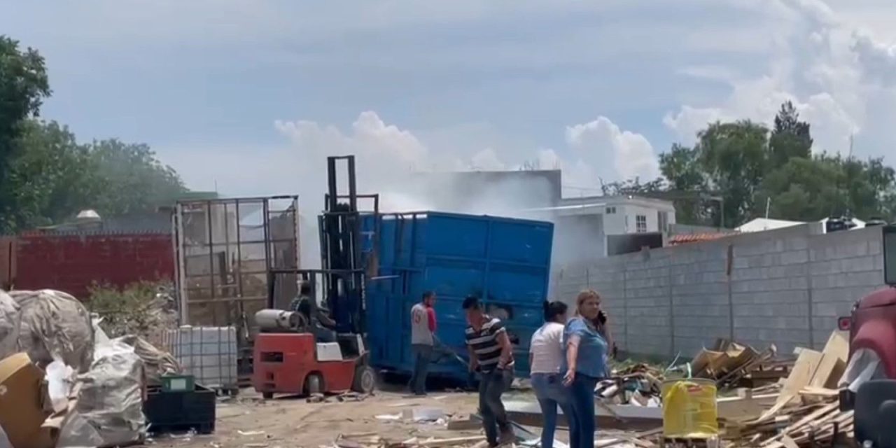 Se registra incendio de contenedor en empresa recicladora de Saltillo