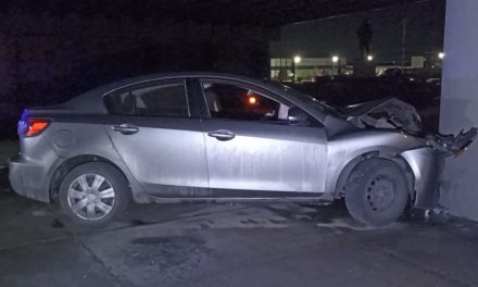 Hombre termina incrustado bajo puente en el Libramiento Flores Tapia