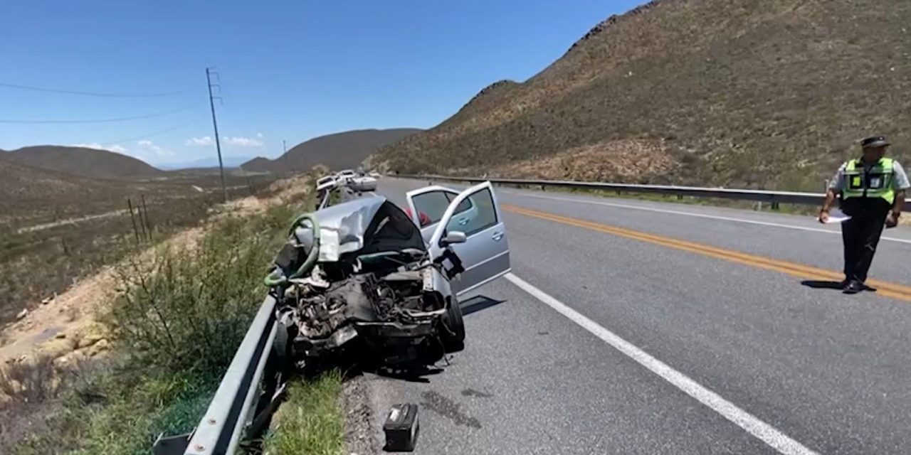 Jovencitas protagonizan accidente en la carretera a Monclova.