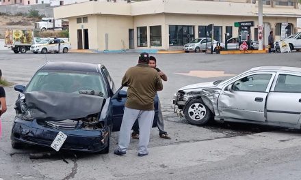 Conductor le quitó el paso y termina ocasionando un accidente en Saltillo
