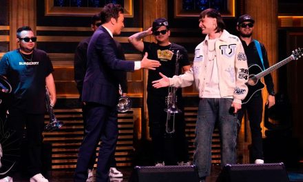 Jimmy Fallon cataloga como ‘una leyenda’ a Peso Pluma