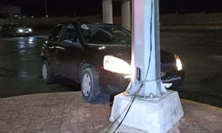 Pareja estrella su vehículo en un poste al sur de Saltillo; discuten y luego escapan en un taxi