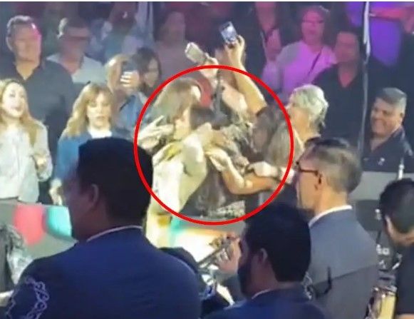 Video: Fanática agrede a Lucero en pleno concierto
