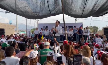 Entrega Manolo Jiménez su propuesta en el barrio del Ojo de Agua