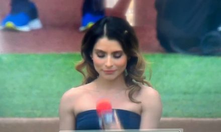 María León y su epic fail  al cantar el Himno Nacional en la México City Series… ya pidió disculpas