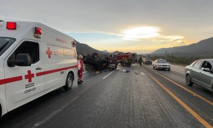 Mujer pierde la vida prensada luego de que su pareja volcara en la carretera Saltillo- Torreón