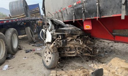 Hermanos sobreviven de milagro en Saltillo; tráileres aplastaron su camioneta