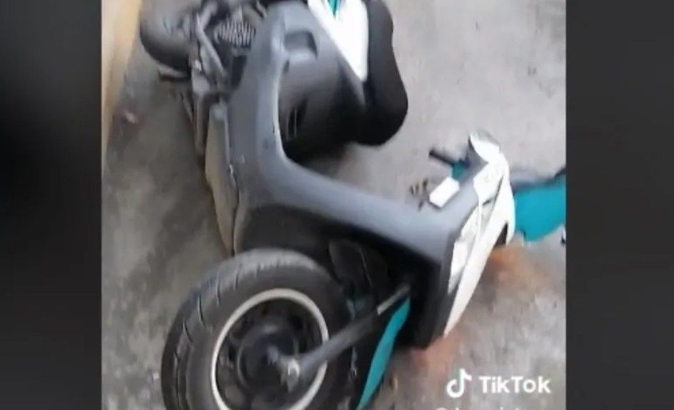 Al puro estilo Mario Kart… joven derrapa su moto por culpa de una cáscara de plátano