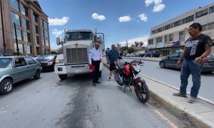 Motociclista protagoniza accidente sobre avenida Universidad en Saltillo