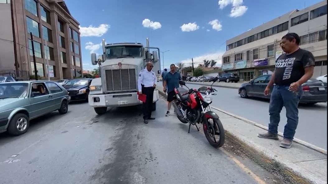 Motociclista protagoniza accidente sobre avenida Universidad en Saltillo
