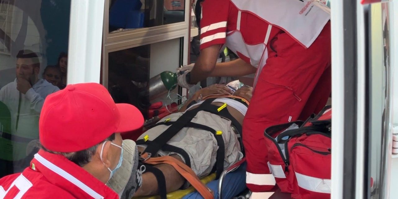 Motociclista queda grave tras chocar contra barda en Saltillo