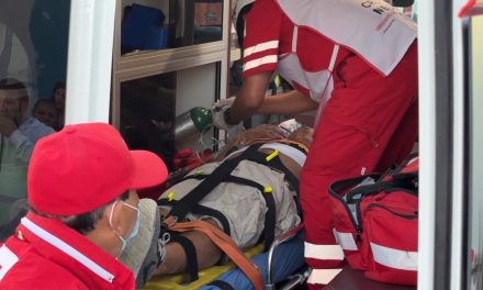 Motociclista queda grave tras chocar contra barda en Saltillo
